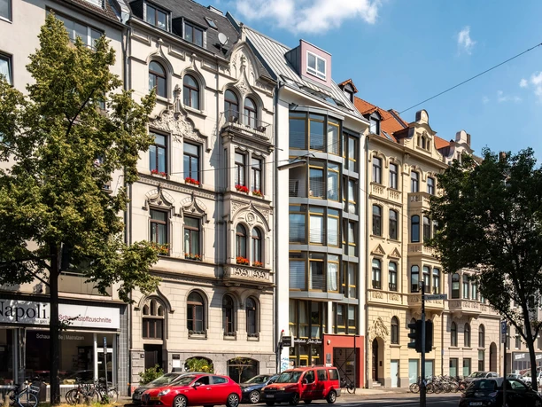 Belgisches Viertel, Bismarkstraße Historische Fassaden mit Bäumen und parkenden Autos im Belgischen Viertel Köln