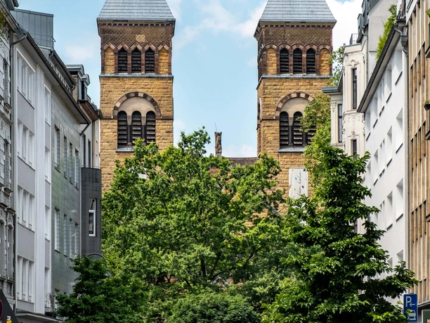 Belgisches Viertel, Sankt Michael Türme von Sankt Michael hinter Bäumen und Wohnhäusern im Belgischen Viertel Köln