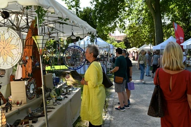 Kunsthandwerkermarkt Hanau Besuchende an Marktständen mit Glasdekoration