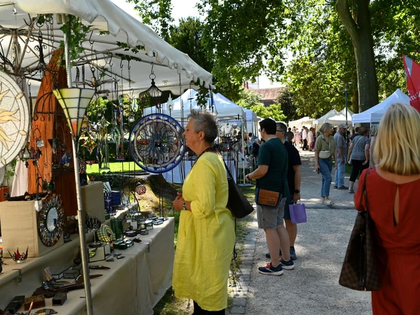 Kunsthandwerkermarkt Hanau Besuchende an Marktständen mit Glasdekoration