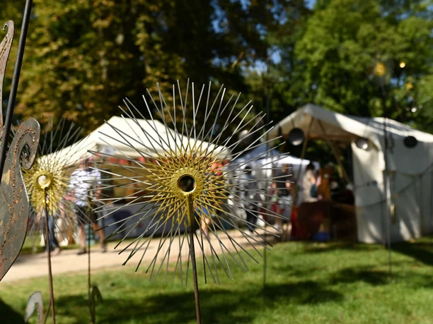 Kunsthandwerkermarkt Hanau Kunsthandwerkermarkt mit Zelten im Park