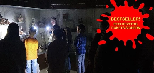 Gruppe erkundet eine dunkle Museumsausstellung mit Taschenlampen, roter Bestseller-Hinweis