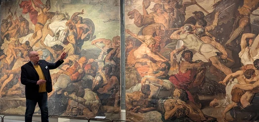 Ausstellungsführer vor großformatigem Gemälde zur Varusschlacht im Lippischen Landesmuseum