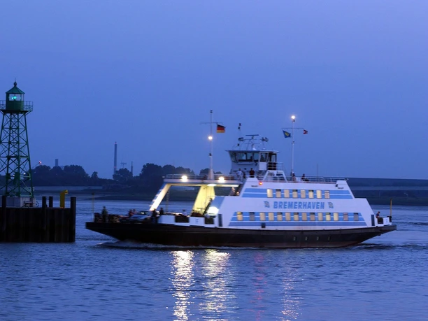 Bremerhaven bei Nacht (c) Weserfähre_Erlebnis Bremerhaven_WEB.jpg Weserfähre läuft in Bremerhaven ein