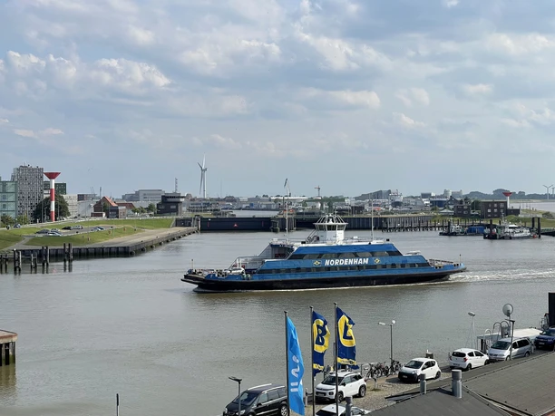 IMG_3593 (c) Mailin Knoke_Erlebnis Bremerhaven_WEB.jpg Die Weserfähre läuft Bremerhaven an