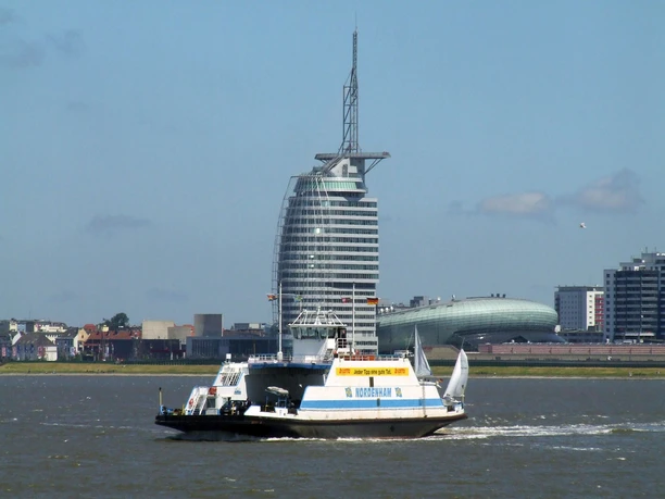 MICE Weserfähre Nordenham mit Skyline_ (c) Weserfähre GmbH_WEB.jpg Weserfähre vor der Skyline Bremerhavens