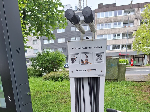 Fahrrad-Reparaturstation Tönisheide Fahrrad-Reparaturstation mit Werkzeugen und Luftpumpe, bereit zur Selbsthilfe in Velbert-Tönisheide.