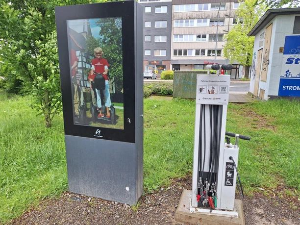 Fahrrad-Reparaturstation Velbert Tönisheide Fahrrad-Reparaturstation in Velbert-Tönisheide mit Werkzeugen und Luftpumpe.