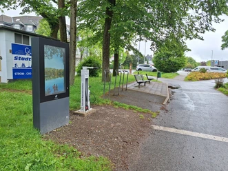 Fahrrad-Reparaturstation Velbert Tönisheide Fahrradreparaturstation in Velbert-Tönisheide mit Werkzeugen, Luftpumpe und Fahrradständern am Wegesrand.