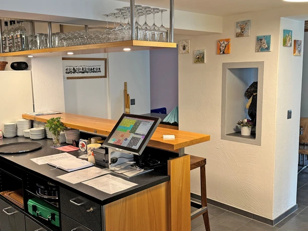 Restaurant Rössli Oey counter with till A counter with a till, as well as a bar where you can relax with an after-work drink