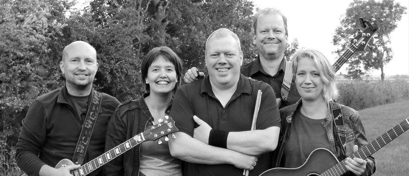 Schuppen1.7 Die Musiker des Abends posieren gut gelaunt mit ihren Instrumenten im Freien.