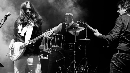 Stickers Gatt Mitreißender Live-Auftritt einer Band mit Gitarre, Bass und Drums im Kurpark Wingst.