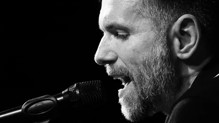 Du, Herr Lampio Sänger Du, Herr Lampio bei einem gefühlvollen Live-Konzert. Nahaufnahme in Schwarz-Weiß.