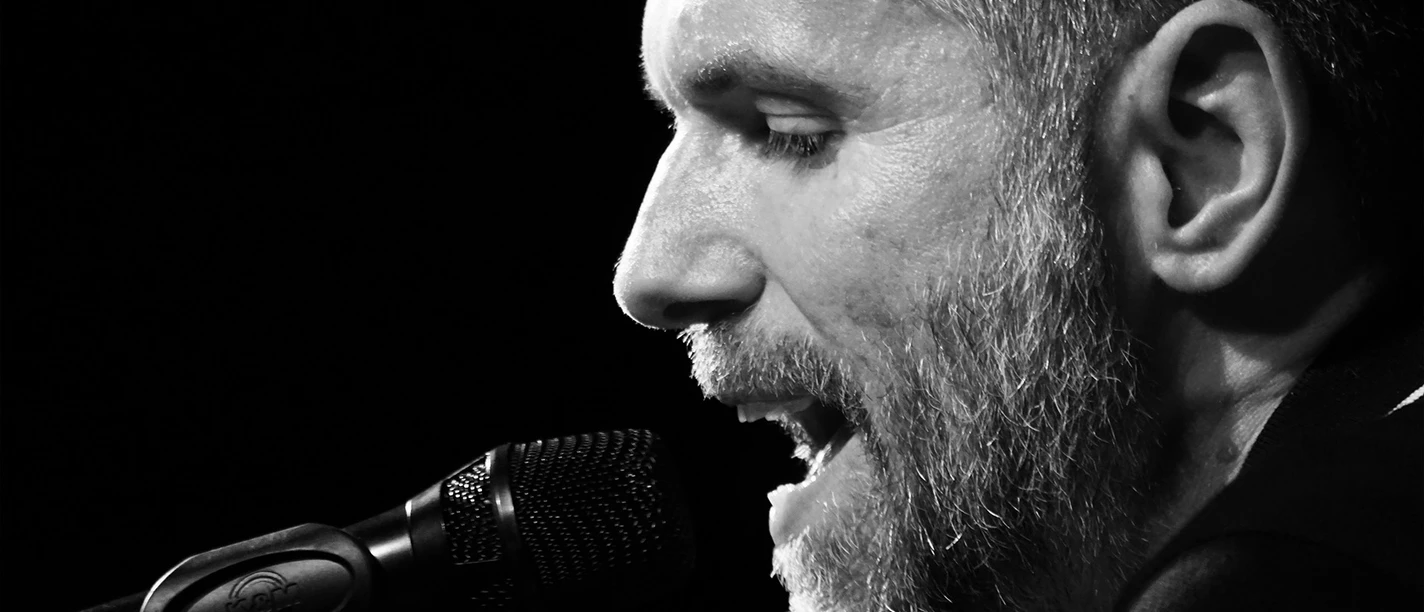 Du, Herr Lampio Sänger Du, Herr Lampio bei einem gefühlvollen Live-Konzert. Nahaufnahme in Schwarz-Weiß.
