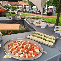Grillbuffet an der Hengstforder Mühle.jpg Sommerliches Buffet im Grünen: Platten mit Tomate-Mozzarella, Schafskäse und diverse Salate.