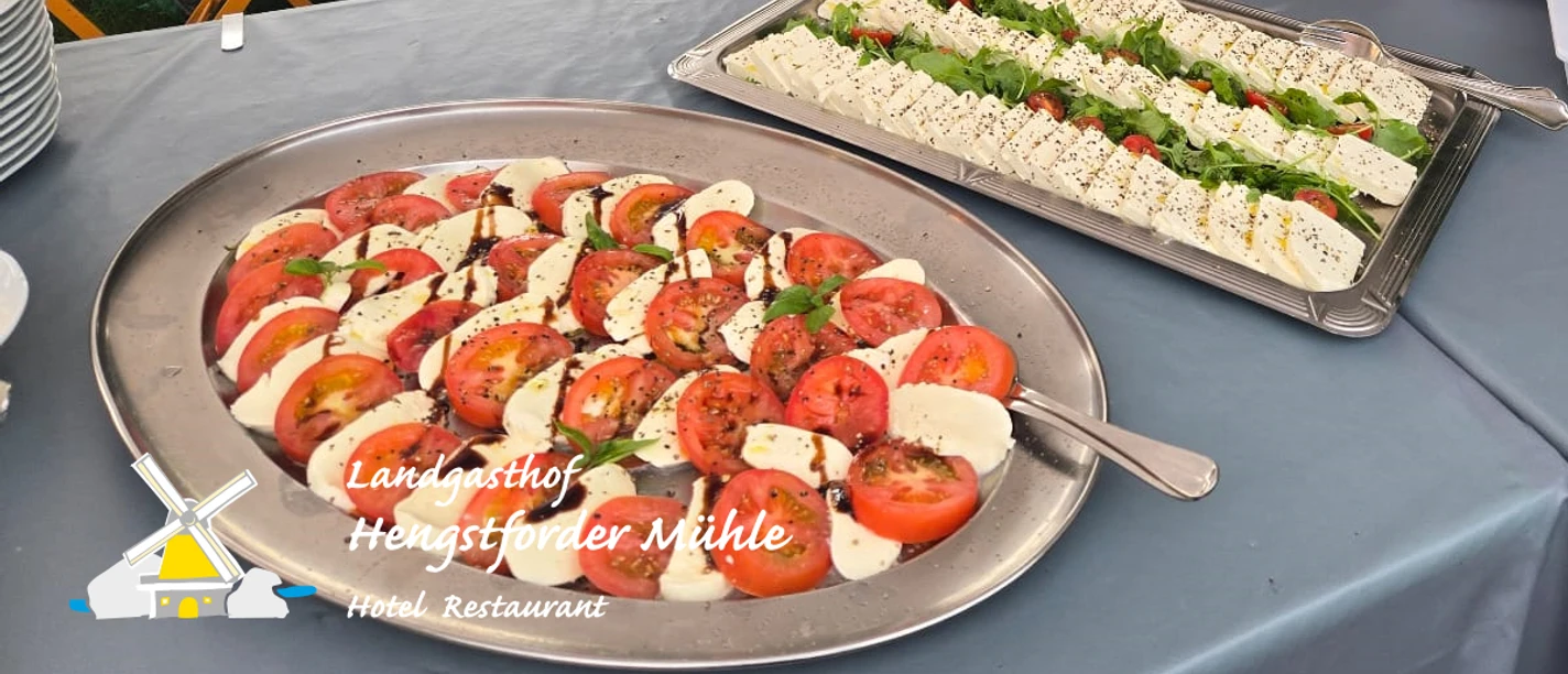 Grillbuffet an der Hengstforder Mühle.jpg Sommerliches Buffet im Grünen: Platten mit Tomate-Mozzarella, Schafskäse und diverse Salate.