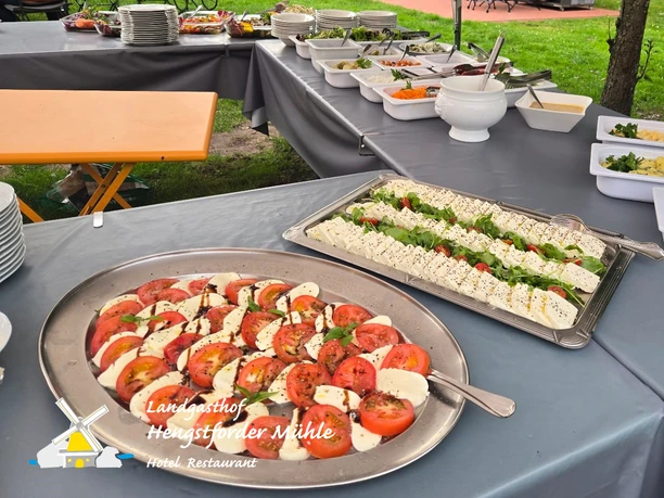 Grillbuffet an der Hengstforder Mühle.jpg Sommerliches Buffet im Grünen: Platten mit Tomate-Mozzarella, Schafskäse und diverse Salate.