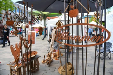 Metal art with “Willkommen” sign