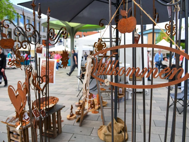 Kreativmarkt Hanau Metallkunst mit Schriftzug „Willkommen“