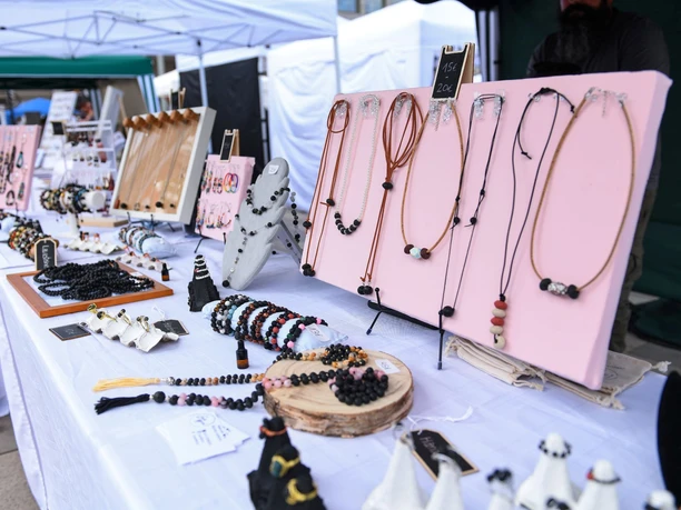 Kreativmarkt Hanau Schmuckstand mit Halsketten und Armbändern