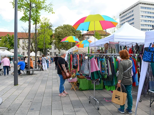 Kreativmarkt Hanau Kleidermarkt mit bunten Ständen im Stadtzentrum