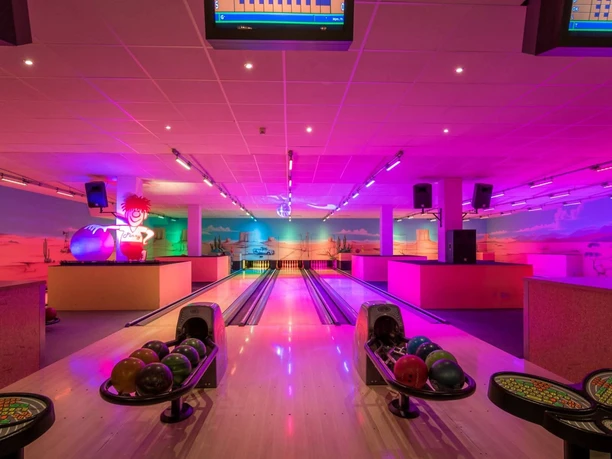 EderBowling, Frankenberg (Eder) Sie sehen auf die Bowling Bahn des Eder Bowling Frankenberg Eder