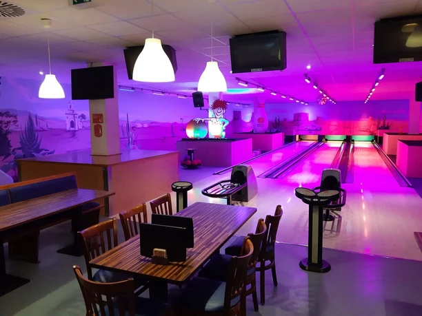 EderBowling, Frankenberg (Eder) Sie sehen die Sitzgelegenheiten des EderBowling in Frankenberg Eder