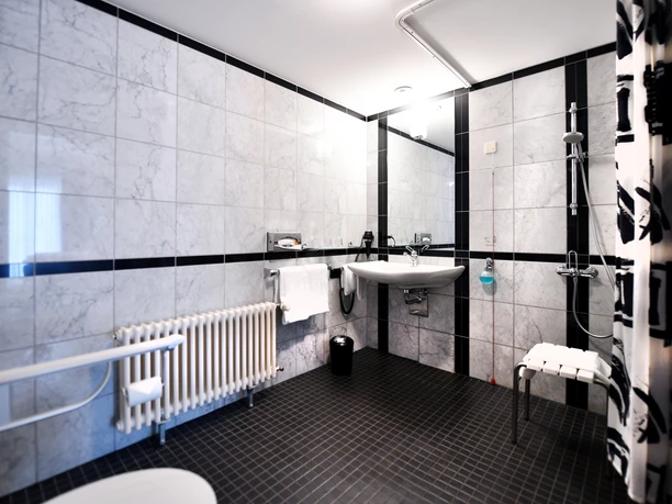 Barrierefreies Zimmer_Bad.jpg Blick in ein Badezimmer eines barrierefreien Zimmers