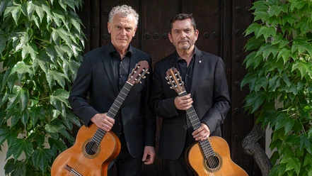 Wiedemann & Gallardo del Rey.jpg Zwei Gitarristen in Schwarz vor Holztür
