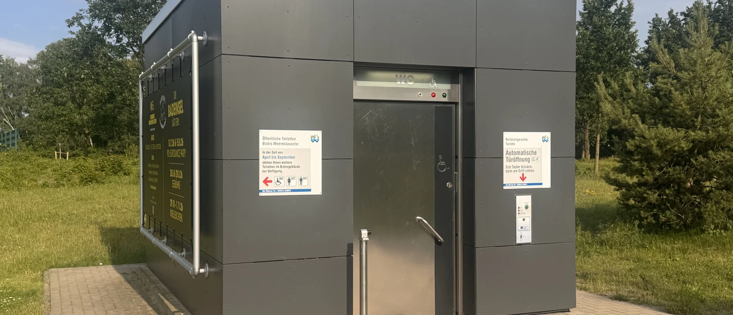 Toilette auf der Badeinsel Graues Toilettenhäuschen auf de Badeinsel. Barrierefreier Zugang möglich.