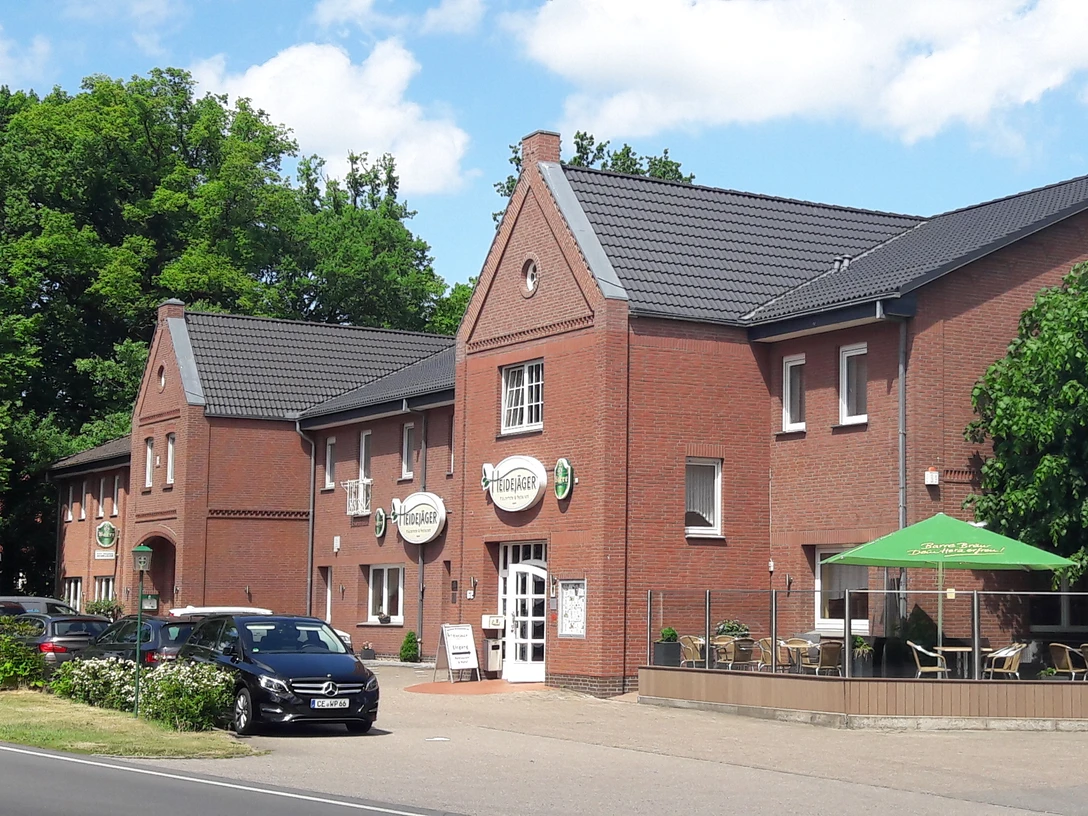 Aussenansicht vom Kräuterhotel Heidejäger in Mulmshorn Aussenansicht vom Kräuterhotel Heidejäger in MulmshornExterior view of the Kräuterhotel Heidejäger in MulmshornUdvendigt billede af Kräuterhotel Heidejäger i MulmshornBuitenaanzicht van het Kräuterhotel Heidejäger in Mulmshorn