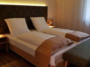 Zimmerbeispiel im Kräuterhotel Heidejäger Zimmerbeispiel im Kräuterhotel HeidejägerRoom example at the Kräuterhotel HeidejägerEksempel på værelse på Kräuterhotel HeidejägerVoorbeeld van een kamer in het Kräuterhotel Heidejäger