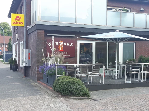 Außenterrasse der Bäckerei Schwarz in Elsdorf Außenterrasse der Bäckerei Schwarz in Elsdorf