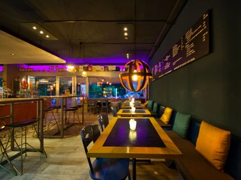 quartierbeiz-13-innen-tische