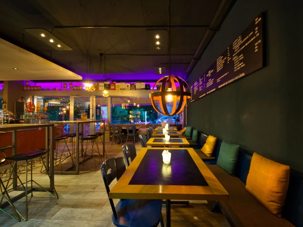 quartierbeiz-13-innen-tische