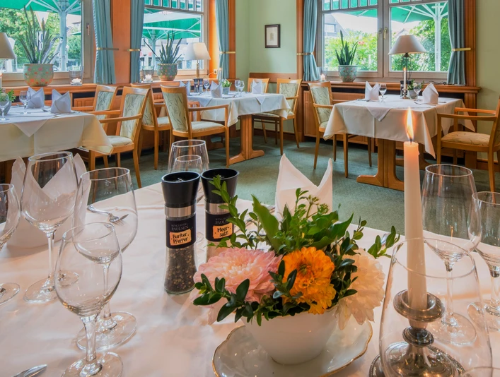 Gedeckte Tische im Restaurant Hotel Paulsen Gedeckte Tische im Restaurant Hotel PaulsenSet tables at the Hotel Paulsen restaurantDækkede borde i Hotel Paulsens restaurantTafels dekken in het restaurant van Hotel Paulsen