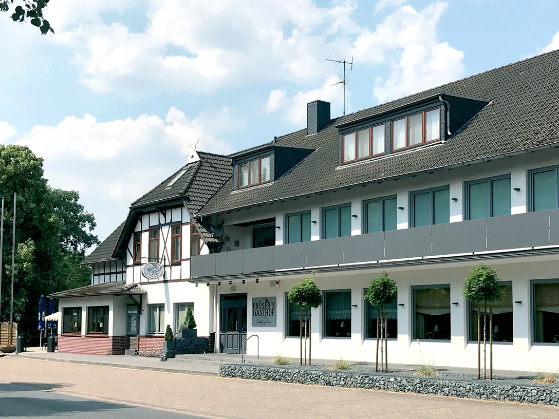 Außenansicht von Prüser's Gasthof in Hellwege Außenansicht von Prüser's Gasthof in HellwegeExterior view of Prüser's Gasthof in HellwegeUdvendigt billede af Prüser's Gasthof i HellwegeBuitenaanzicht van Prüser's Gasthof in Hellwege