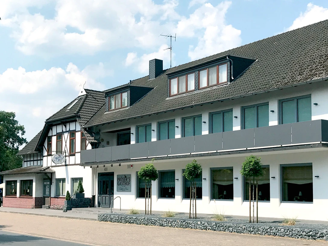 Außenansicht von Prüser's Gasthof in Hellwege Außenansicht von Prüser's Gasthof in HellwegeExterior view of Prüser's Gasthof in HellwegeUdvendigt billede af Prüser's Gasthof i HellwegeBuitenaanzicht van Prüser's Gasthof in Hellwege