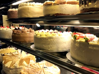 Kuchenauswahl in Prüser´s Gasthof in Hellwege Kuchenauswahl in Prüser´s Gasthof in HellwegeSelection of cakes at Prüser's Gasthof in HellwegeUdvalg af kager på Prüser's Gasthof i HellwegeSelectie van taarten bij Prüser's Gasthof in Hellwege