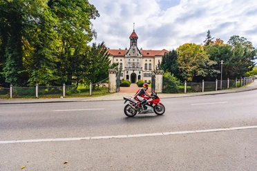 Motorrad vor Schloss Waldenburg
