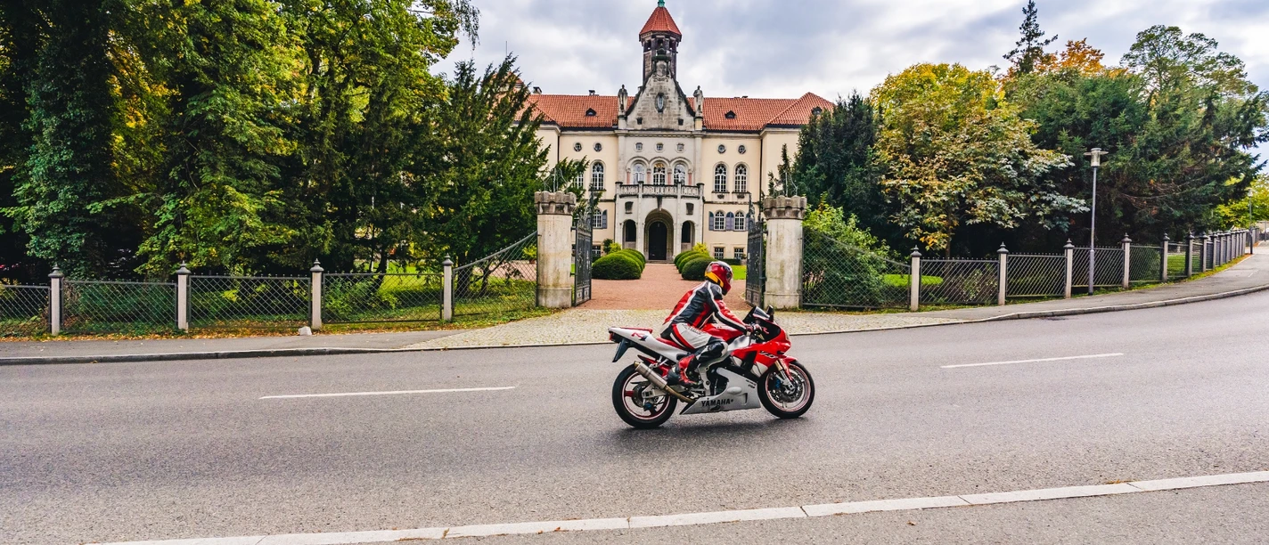 Motorrad vor Schloss Waldenburg