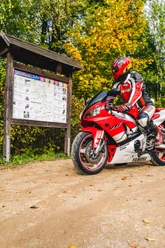 Motorrad vor Wanderbeschilderung