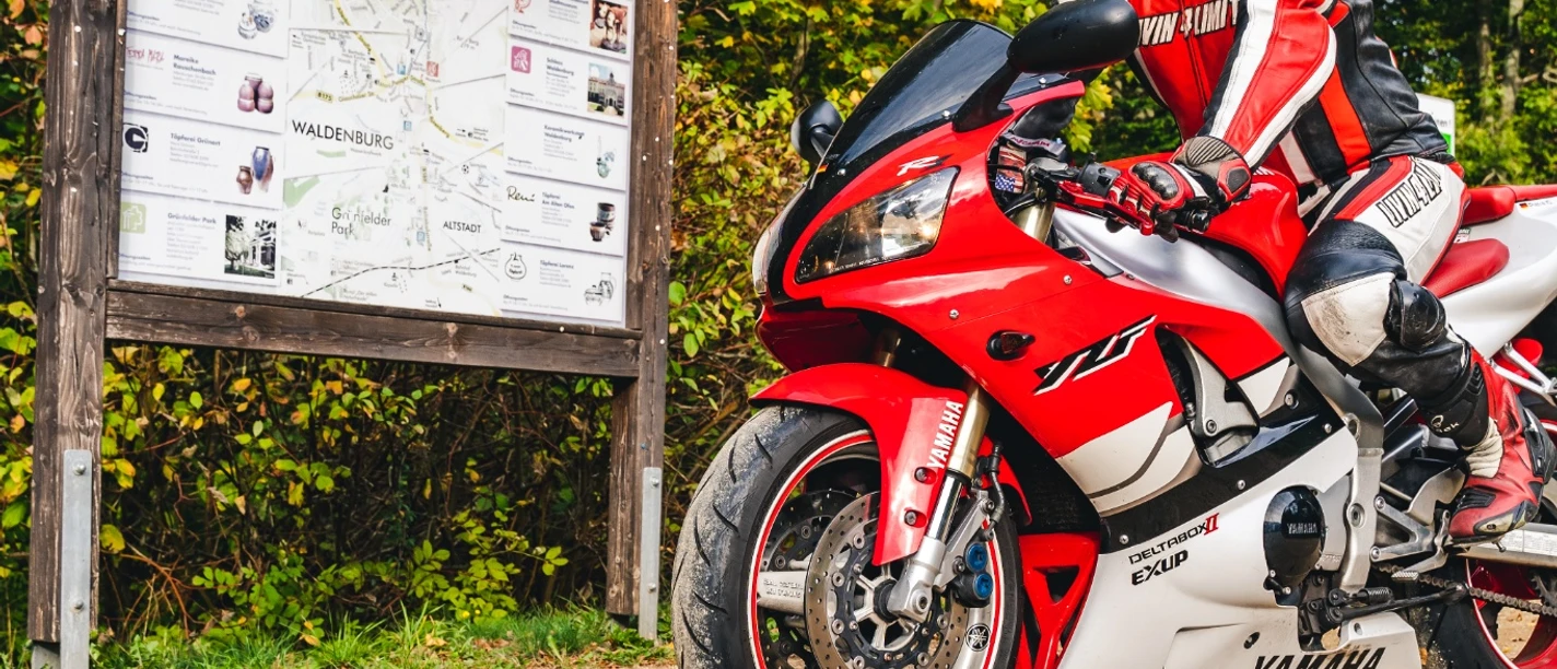 Motorrad vor Wanderbeschilderung