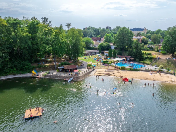 Blick auf das Naturfreibad Frohburg in der Leipzig Region