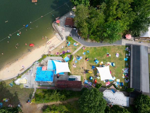 Blick auf den Strand des Naturfreibads Frohburg in der Leipzig Region