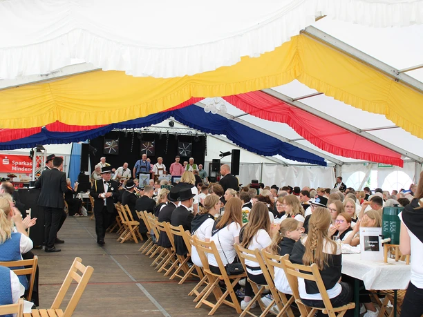 Schützenfest Neuenknick 3.jpg