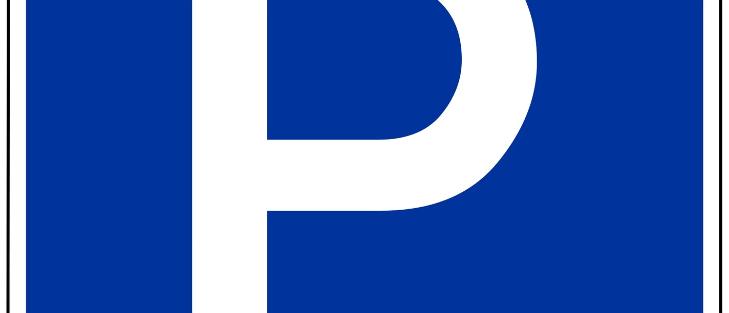 Blaues Parkplatzschild mit weißem P auf rechteckigem Grund.