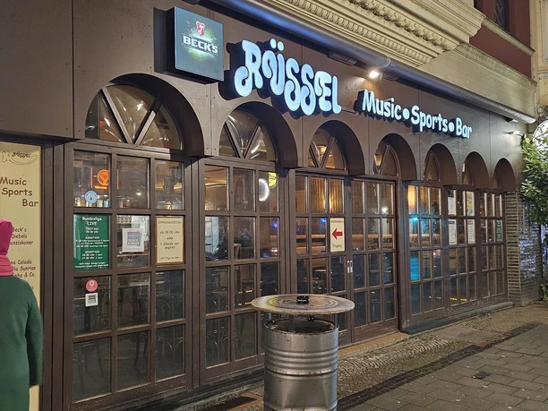 Außenansicht der Sports-Bar Das Rüssel in der Alten Bürger