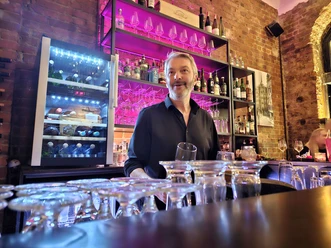 20240222_202618 (c) Tanja Mehl_Erlebnis Bremerhaven_WEB.jpg Barkeeper in einer Kneipe
