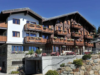 restaurant-hotel-aletsch-bettmeralp-aussenansicht-sommer-1